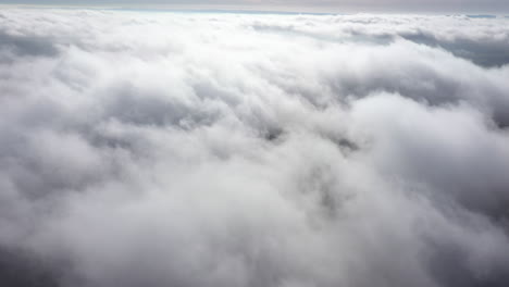 Wolken-Am-Himmel-Luftbild-Frankreich-Flauschiger-Bewölkter-Sonniger-Tag